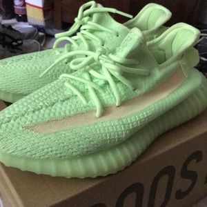 Yeezy Boost 350 V2 “Glows”